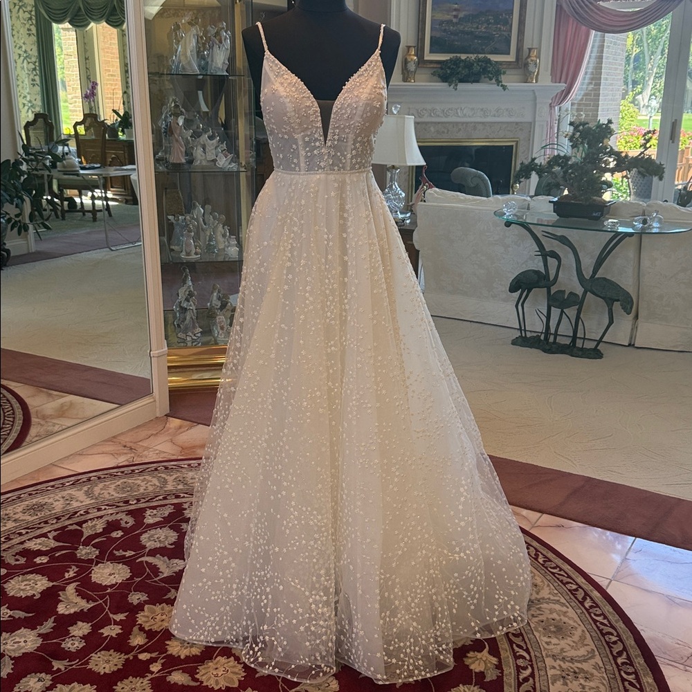 New Essense of Australia D3858 ivory wedding Gown beaded sparkle v neck sz. 8